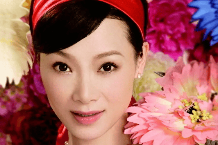 她被誉为军中花仙子,连续15年上春晚,男友患癌离世,53岁仍单身_吕薇