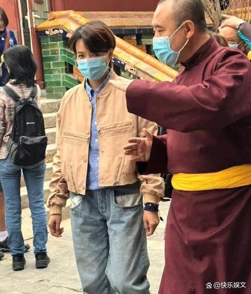 50岁董卿在寺庙祈福认不出!高僧相伴口若悬河,一头短发英姿飒爽