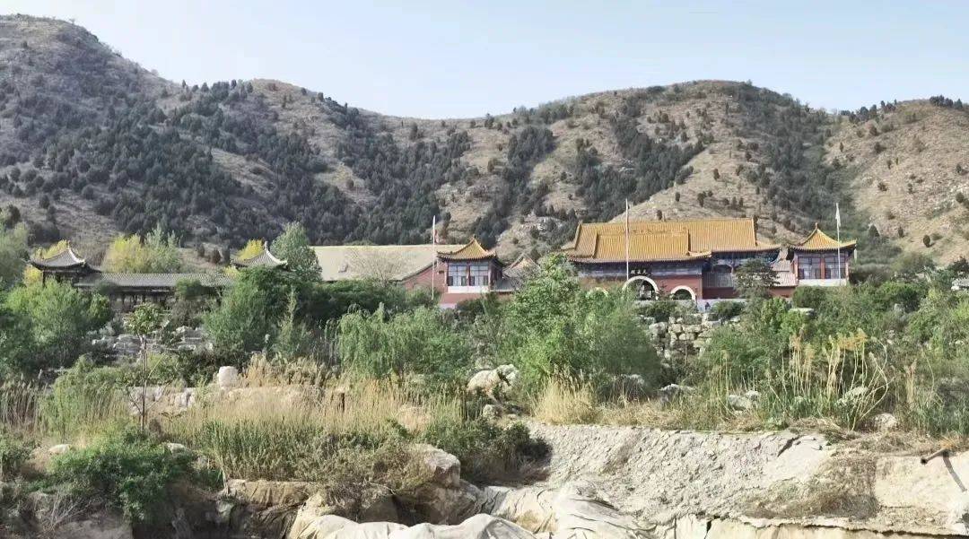 春游满城月明寺