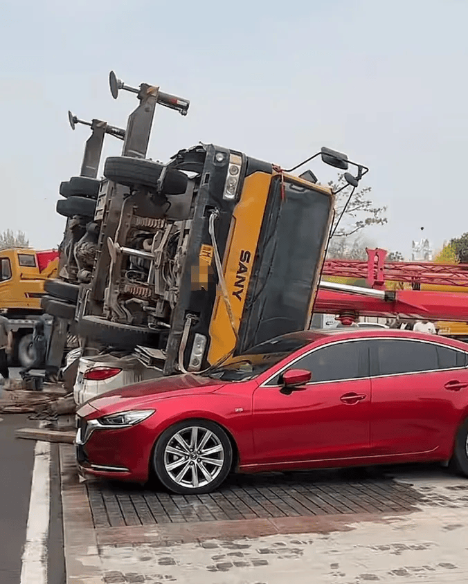 滨州一吊车侧翻,多辆轿车被砸!_事故_惠民_红星