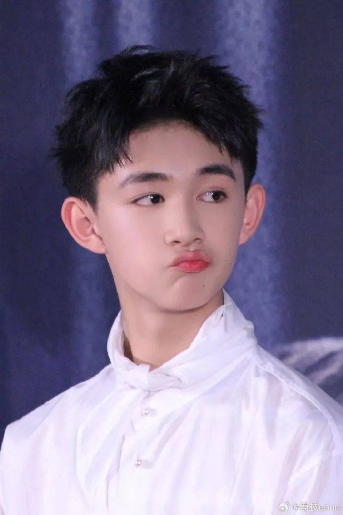 吴磊的弟弟爆火:182cm贵气少爷,18岁拿下"内娱第一"!_荣梓杉_表演_角