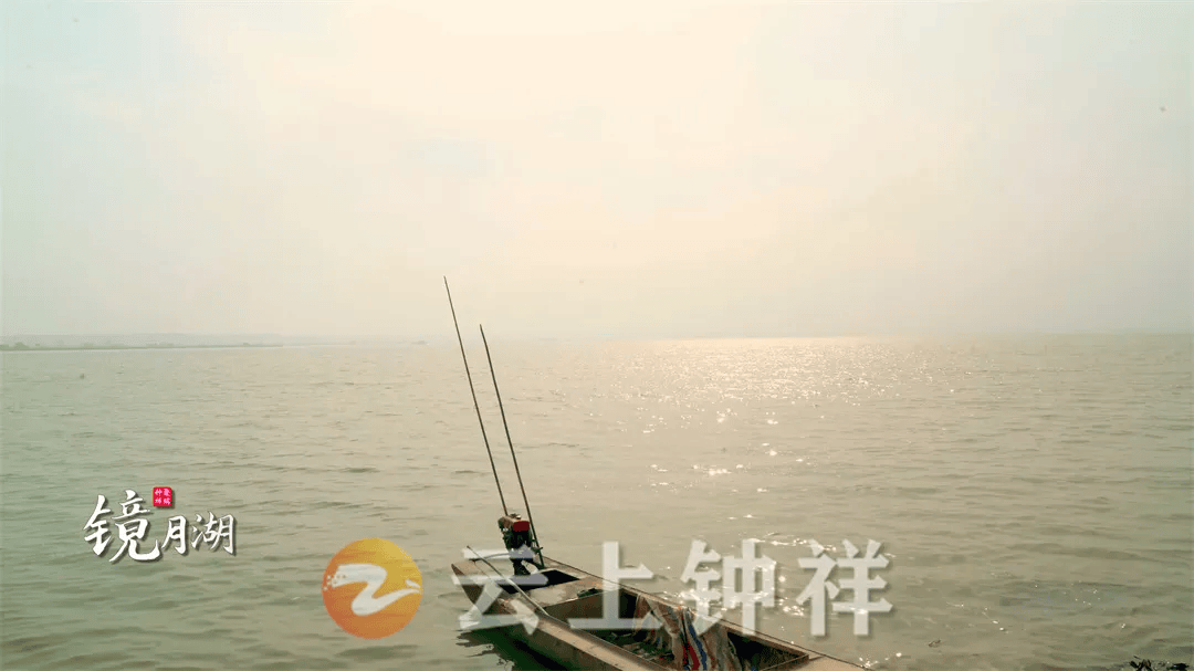 镜月湖即钟祥南湖,战国时期几代楚王曾率群臣泛舟游湖,吟诗作赋.