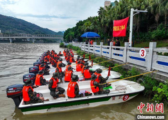 武警福建省总队三明支队组织冲锋舟操作手集训