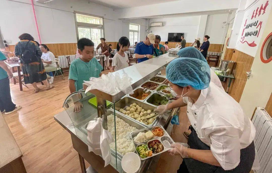 探访老年中央厨房运作流程| "一份饭""一碗汤"是怎样端上老人餐桌的