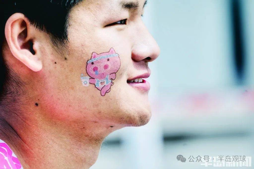 山东科技大学的操场上就有不少同学刻苦训练备战青马,他们萌萌的衣着