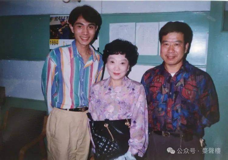 八十年代与上海越剧院青年演员陈颖(中)留影.