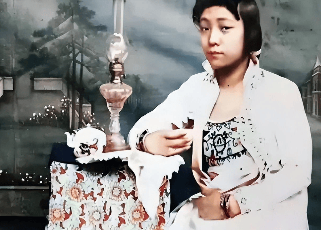 客人,衣服都来不及穿,在桌子旁边让"嫖客"拍了下来_身体_生活_小孩子