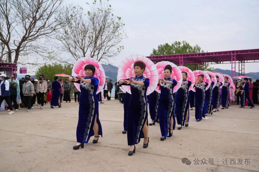 当日,雨花谷景区的旖旎景色还吸引了大量文艺爱好者登台献艺,旗袍走秀
