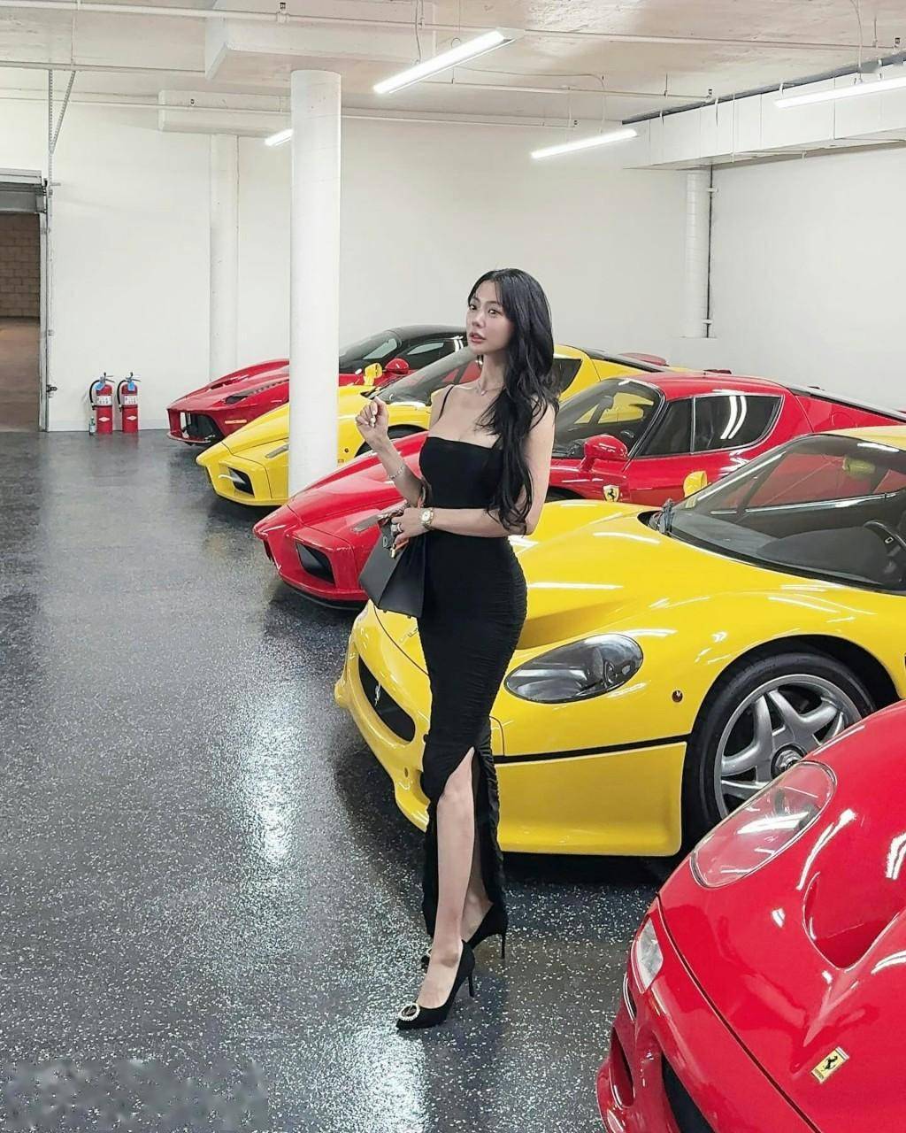 女星克拉拉获老公赠劳斯莱斯,粉红车厢极梦幻,住半亿豪宅当阔太