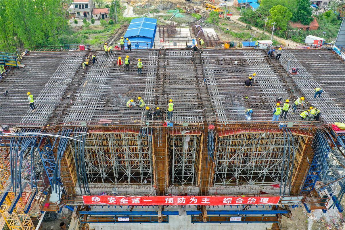 武天高速汉川段加紧施工忙