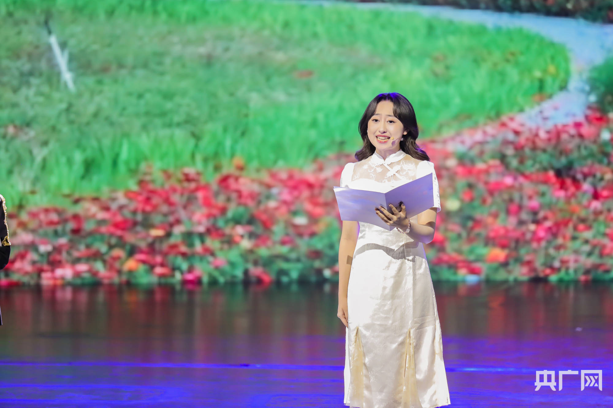 中央广播电视总台主持人方亮朗诵《我们的准格尔》中央广播电视总台