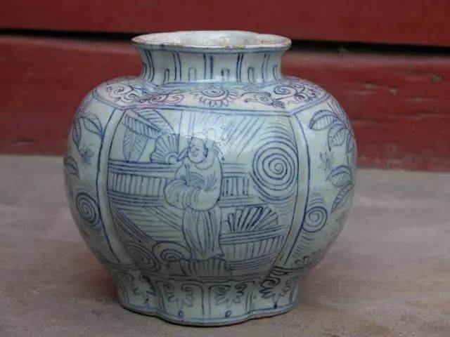 该窑始烧于明代中期,以烧青花瓷器为主,产品分精,粗两类,精细者胎质轻