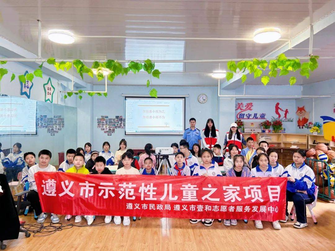 近日,忠庄监狱团委组织青年民警进社区,进校园,开展法治宣讲志愿服务