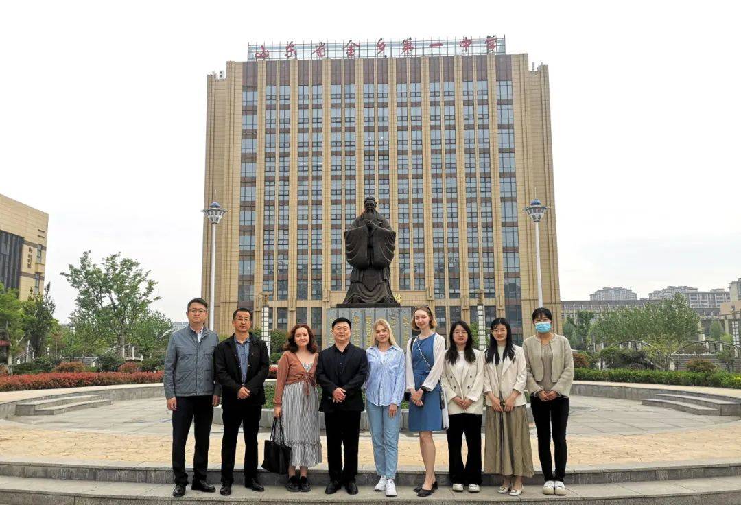 北京语言大学留学生阿纳斯塔西娅一行到金乡一中访问交流
