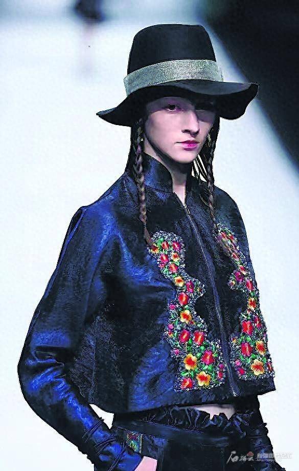 热娜古丽·素批设计制作的哈密刺绣绣片成为时装元素,在巴黎时装周