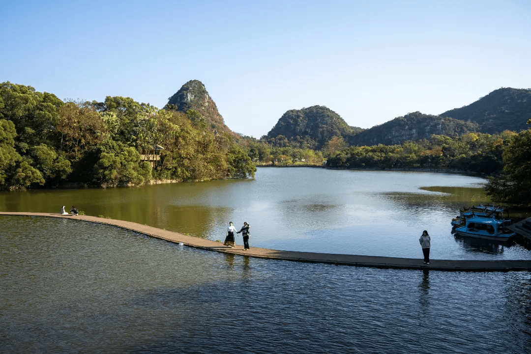 最年轻的火山岛在四周透蓝玻璃海的映衬下宛若蓬莱仙岛但它带给我们