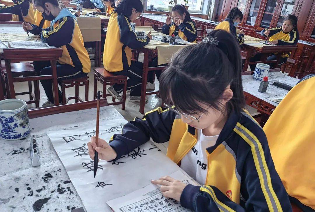 图书展览,阅读分享,知识竞赛,书签制作,图书捐赠……连日来,宝昌二中"