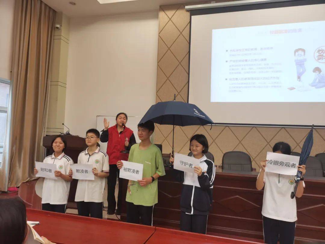 青年志愿者们来到莲东中学大教室,结合观看宣传视频及ppt讲解的方式