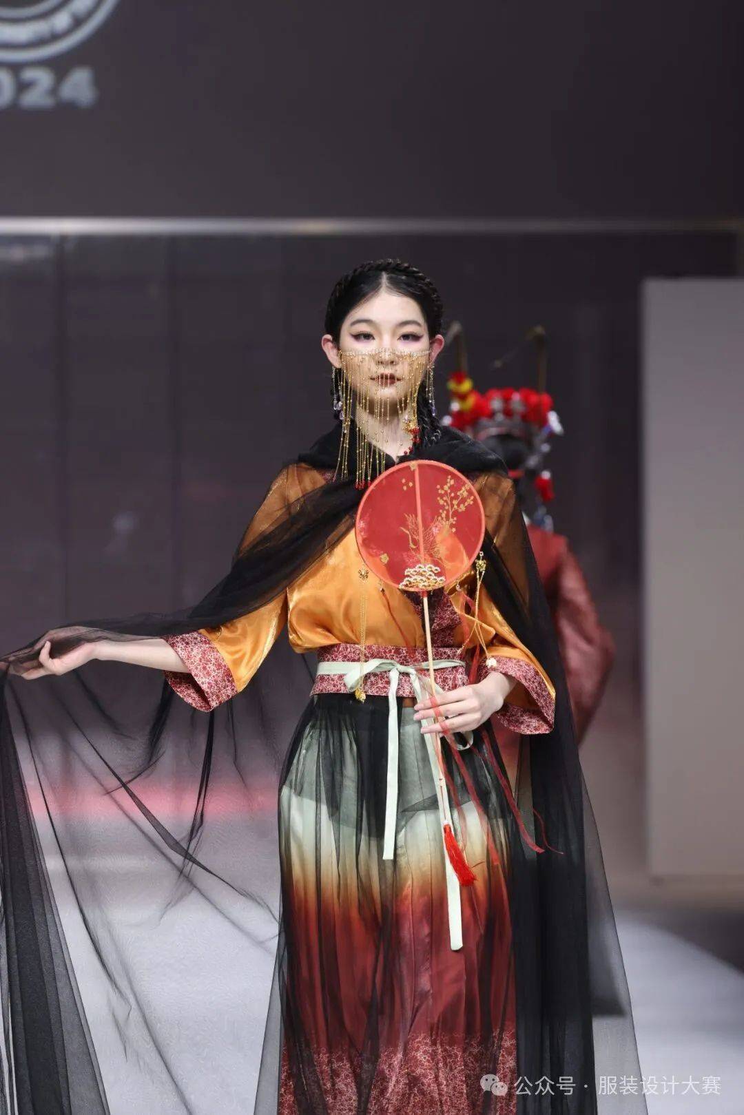 中原工学院服装毕设演出火了,网友看完说人在中原心在巴黎~这评价是