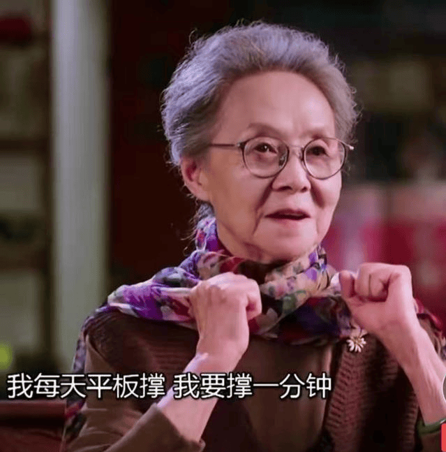拼命拍戏却"买不起房"?被小年轻"耍大牌"的她,86岁独居12年