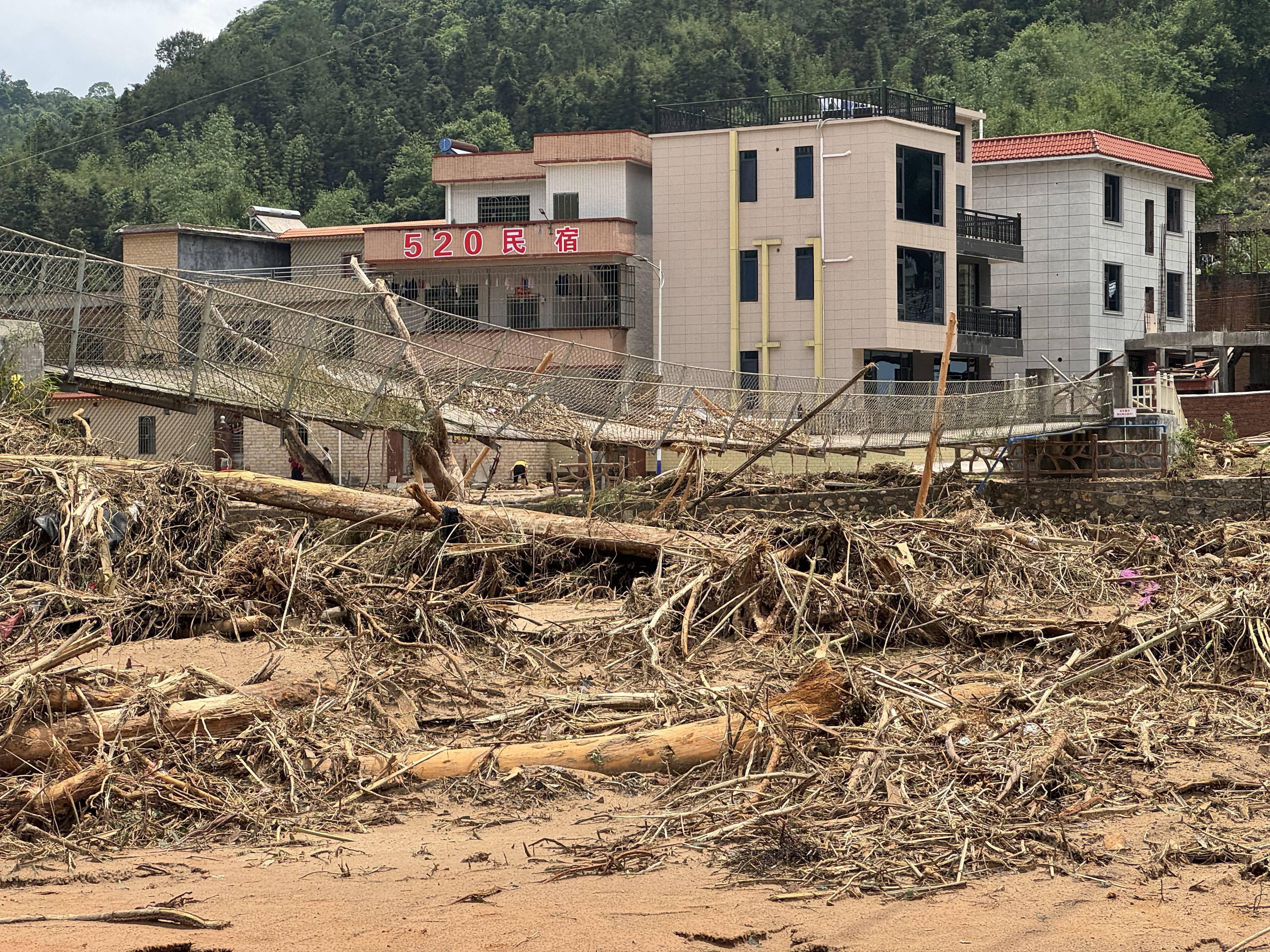 从失联到救援:孤岛江湾镇暴雨洪灾中的72小时