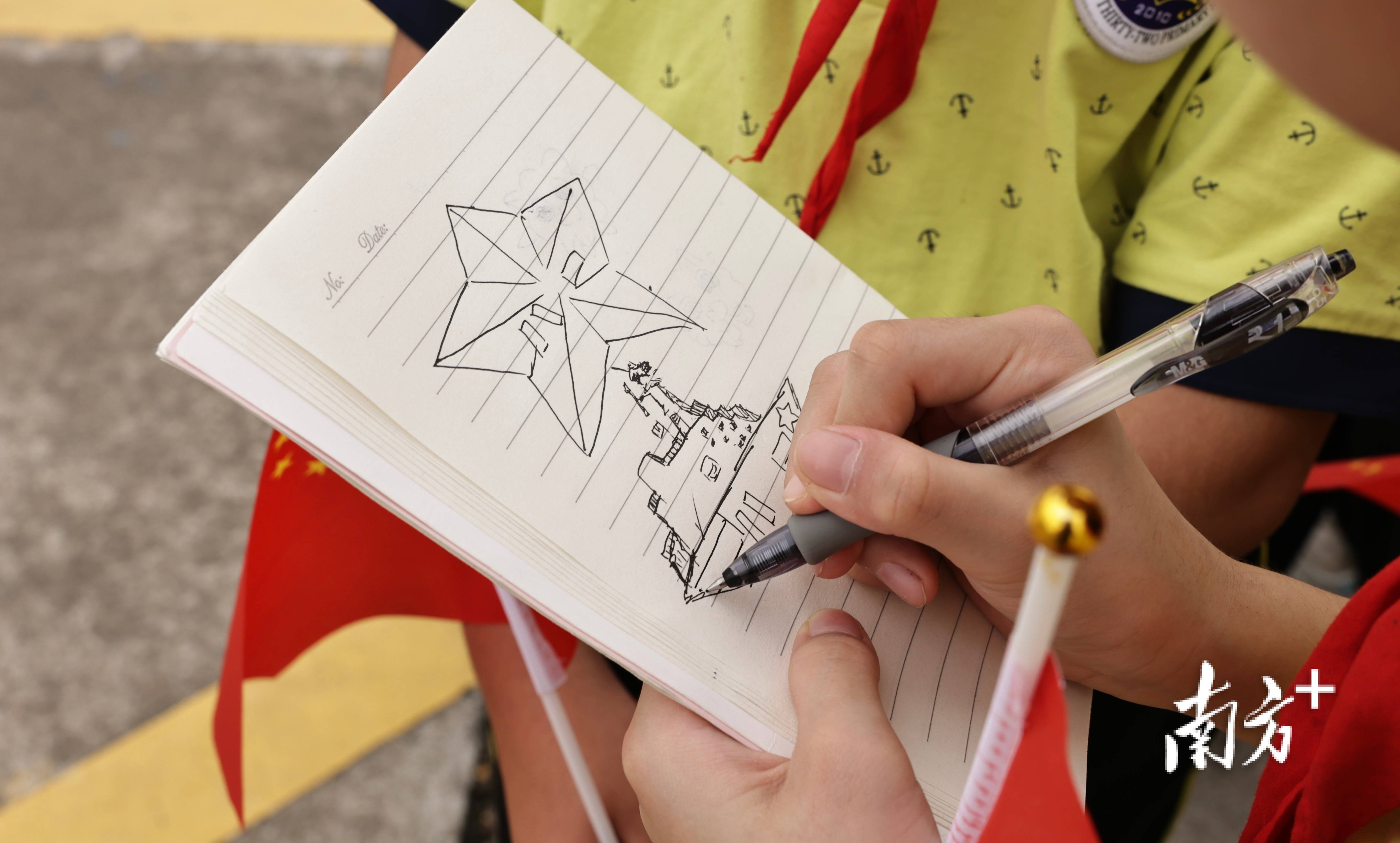 海军成立75周年舰艇开放日,九旬老兵频频向军舰敬礼