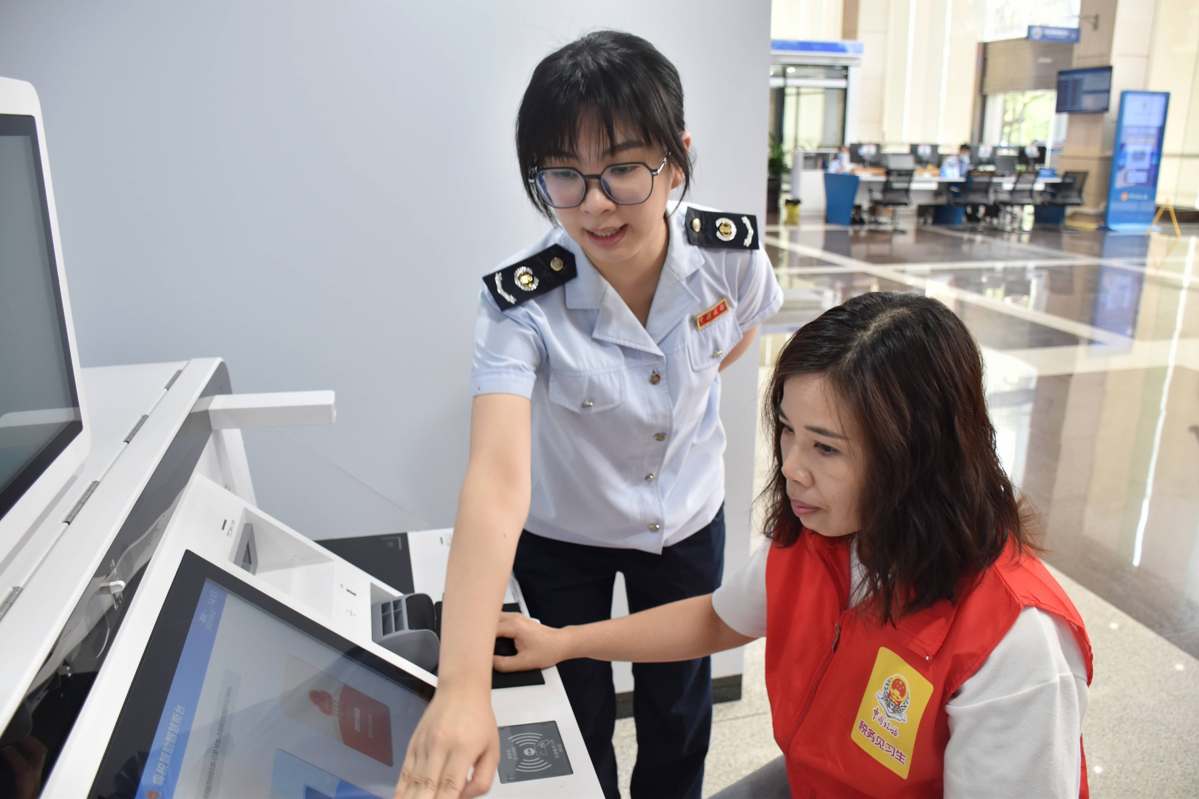 中山小榄:税务"见习生"走进综合办税服务厅体验办税缴费