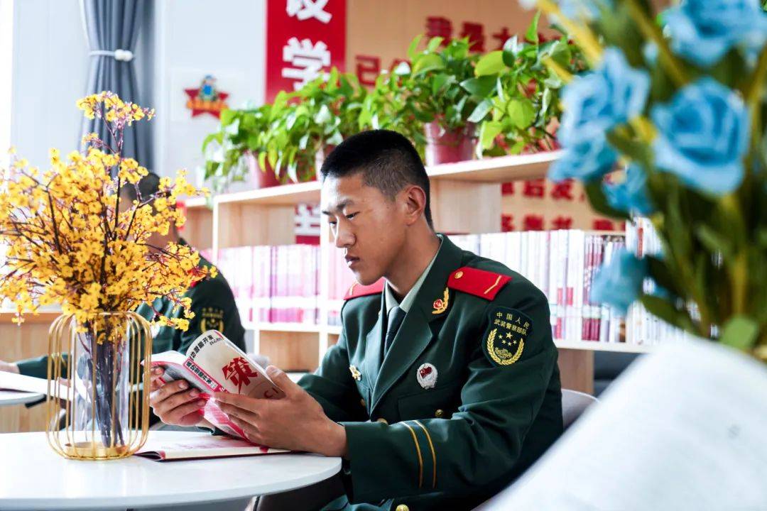 今天,武警官兵邀你一起感受军营"书香"_武警湖北总队_武警四川总队