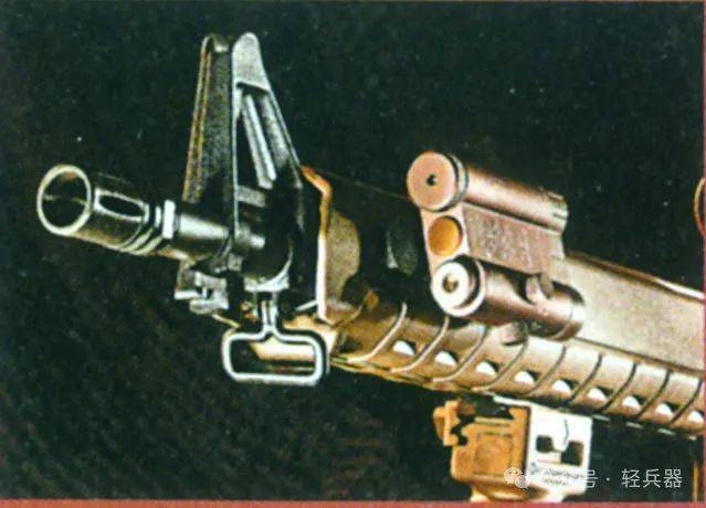 组成,上半部分前方两侧各设有3个长条形散热槽,并各设有一段短导轨