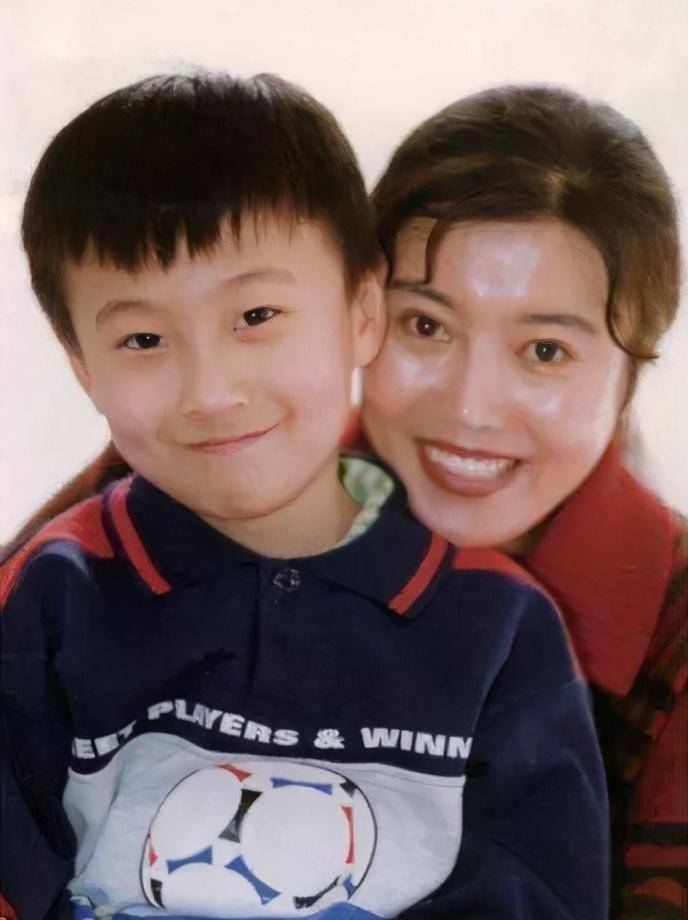 丁嘉丽女儿胡琳娜:被父母抛弃,遭叔叔虐待,带泪成长,36岁未婚