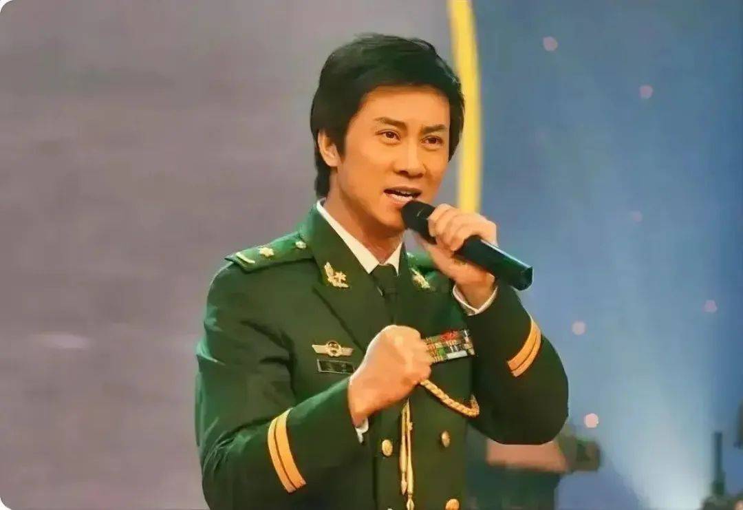 虽然因为《不要和陌生人说话》一炮而红,却对比自己大八岁的妻子不离