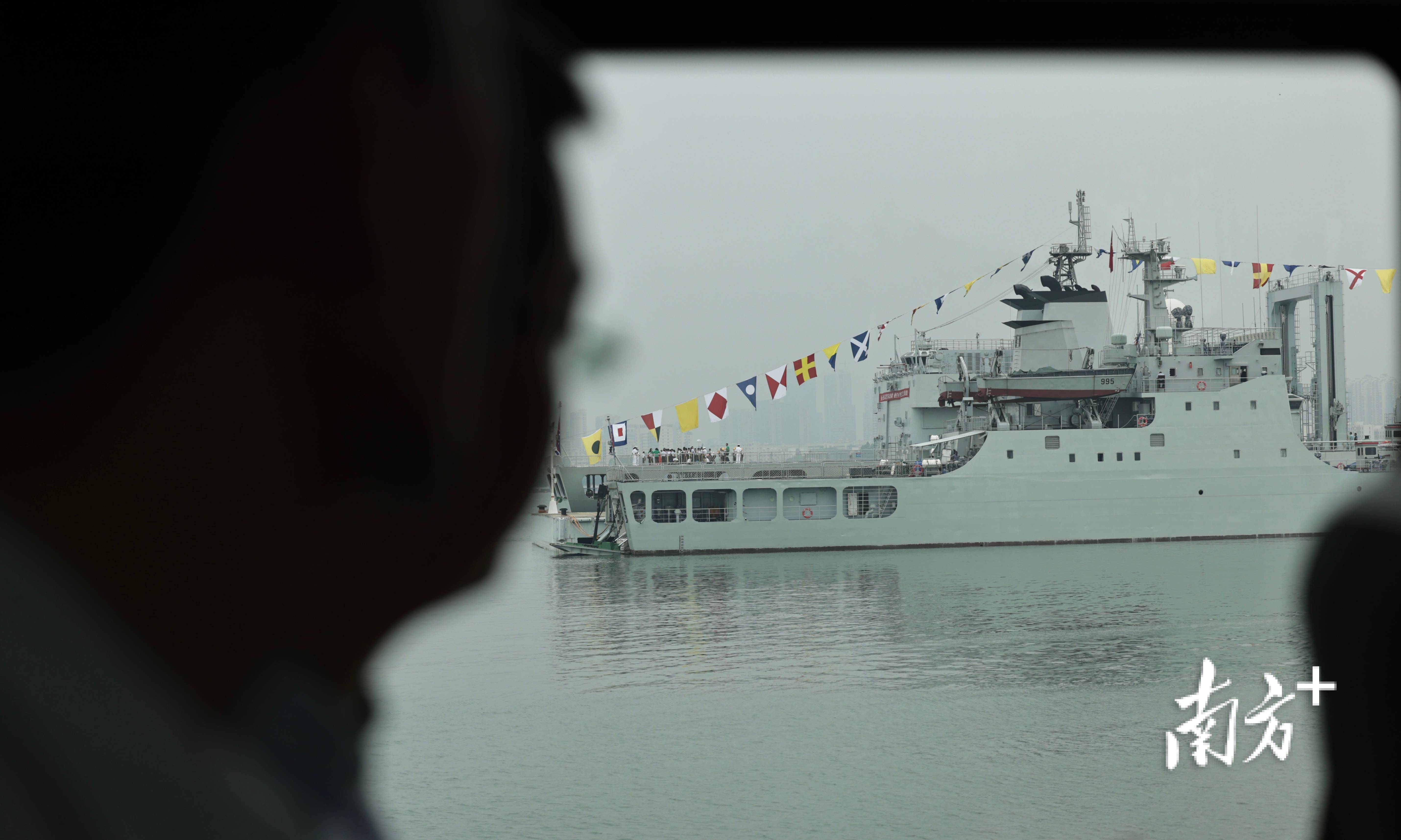 海军成立75周年舰艇开放日,九旬老兵频频向军舰敬礼