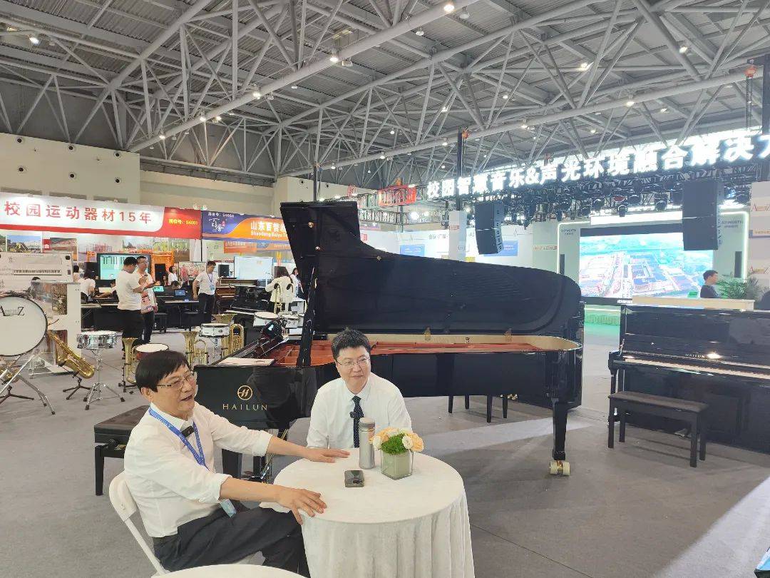 展会期间,海伦钢琴董事长陈海伦先生亲临现场,与参观者们亲切交流.