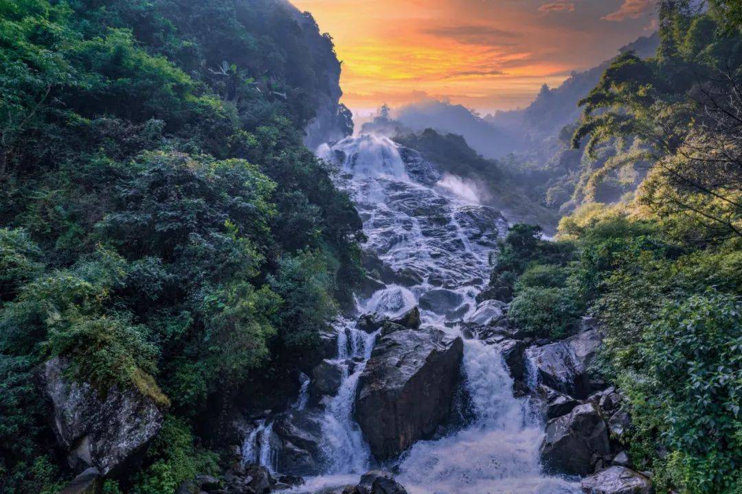 早餐后出发,乘车前往哀牢山,先到达嘎洒小镇花腰傣民俗村-【平寨村】