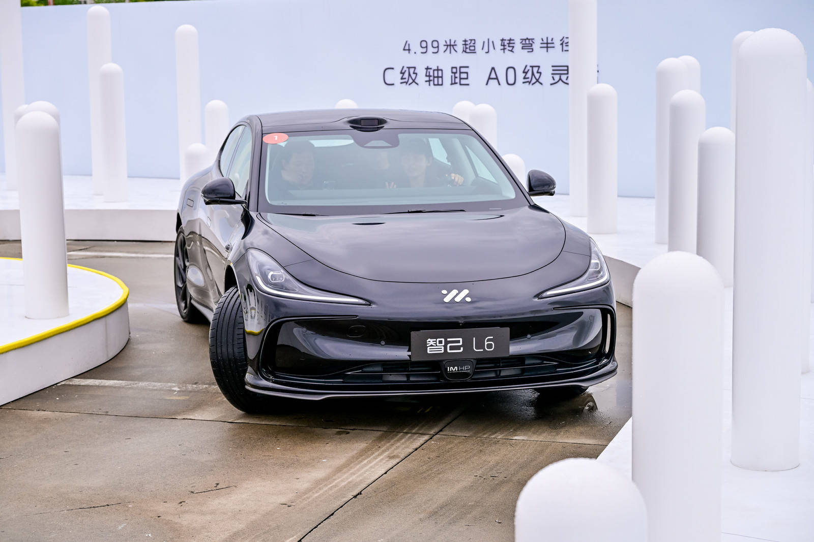 寻找中国经济新动能|上汽智己:装上"超级小脑",让汽车自由蟹行漂移