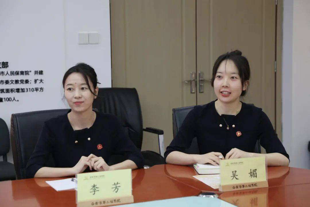 指导教师在拜师结对仪式中,两位藏族老师与指导教师表态发言,互赠礼物