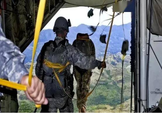 印军伞兵跳伞表演变集体葬礼，上万美元的降落伞，一个也打不开-印度伞兵摔死30人是真的吗视频