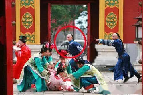 同为清宫剧,《还珠格格》自然也逃不脱网友的"火眼金睛".