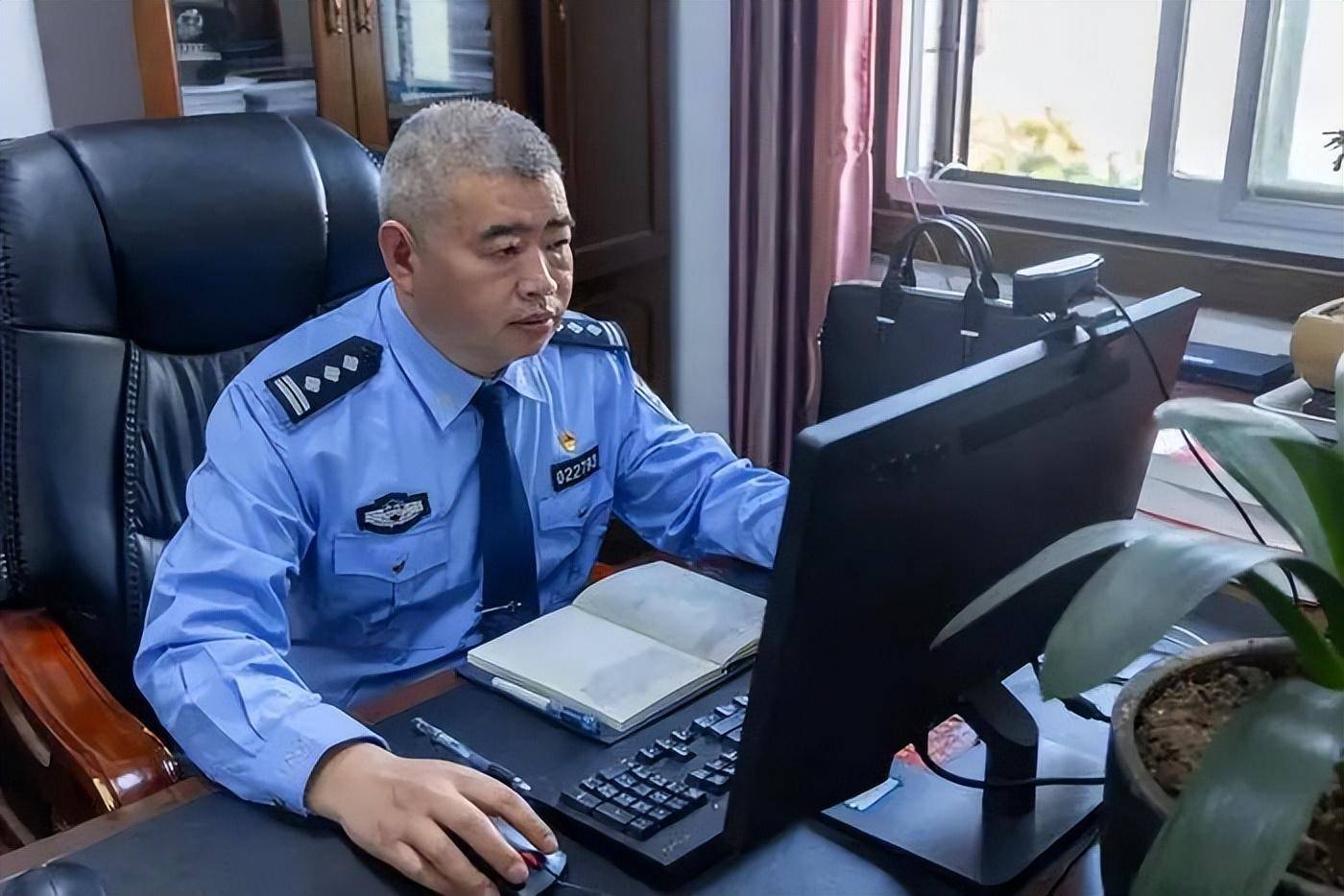 张成伦在工作中 昭通市公安局 供图张成伦接手案件后通过反复研判对比