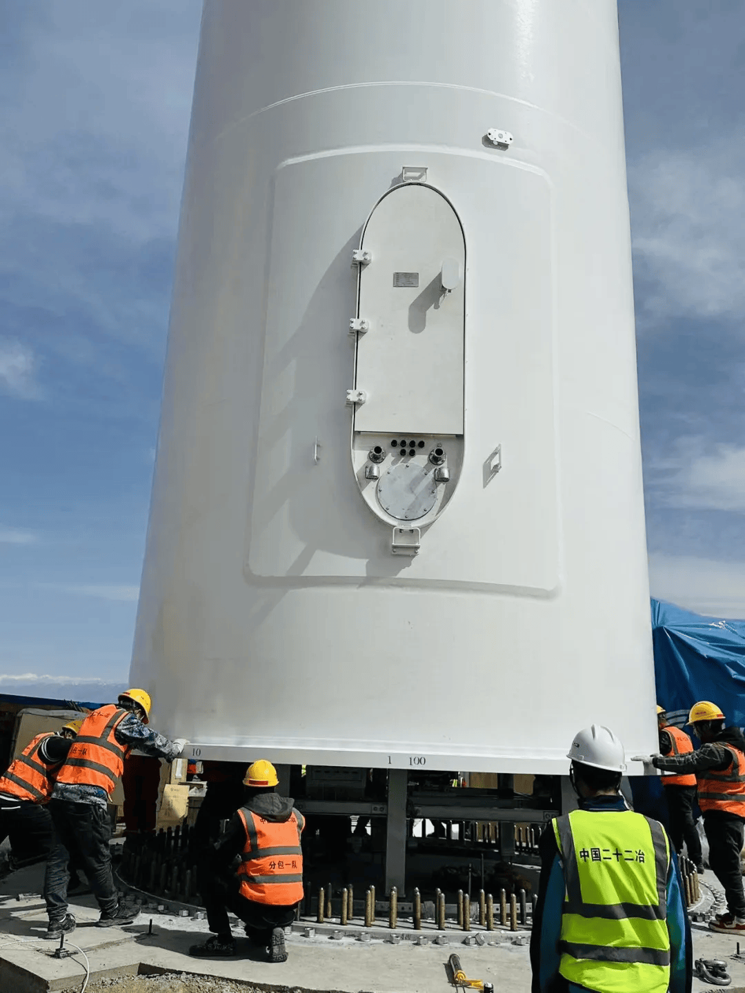 3万千瓦风电项目首台风机塔筒顺利完成吊装!