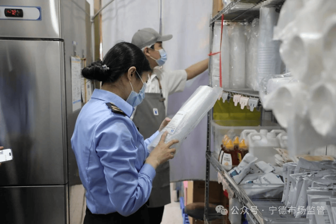 从业人员持有有效健康证,且规范穿戴衣帽,佩戴口罩.3.