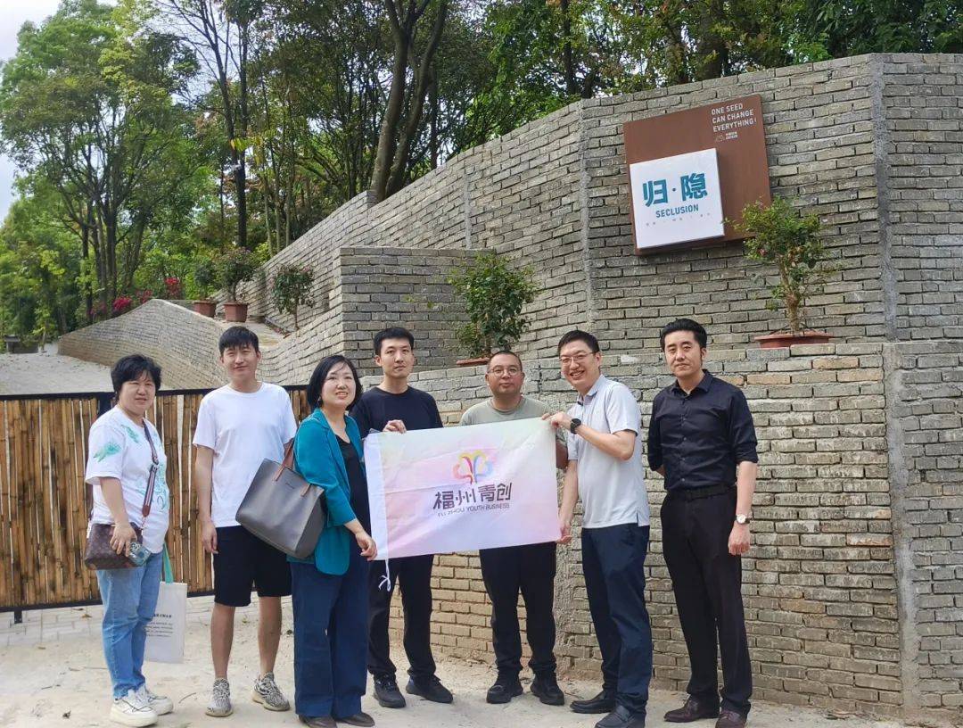 ",拾光花园主题餐厅等项目,与海归青年,项目负责人刘思言等人交流互动