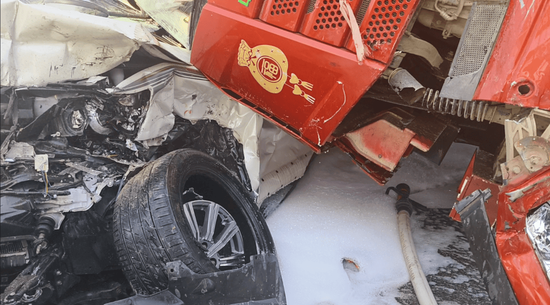 惊险!满载翻斗车侧翻压扁越野车,司机获救