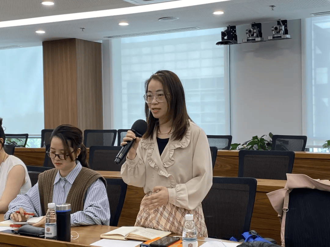同学们抛出各种各样的观点,展示了数个疑难复杂的案例,在方刚老师的