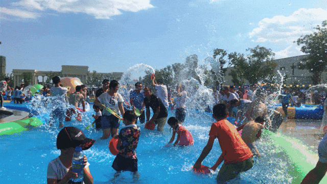 82现场dj和mc以及舞团带动现场氛围,现场摆放户外蓄水池和泼水道具