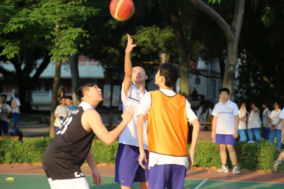 我们忘却一切烦恼,沉浸在篮球的世界里,感受运动的魅力,享受比赛的