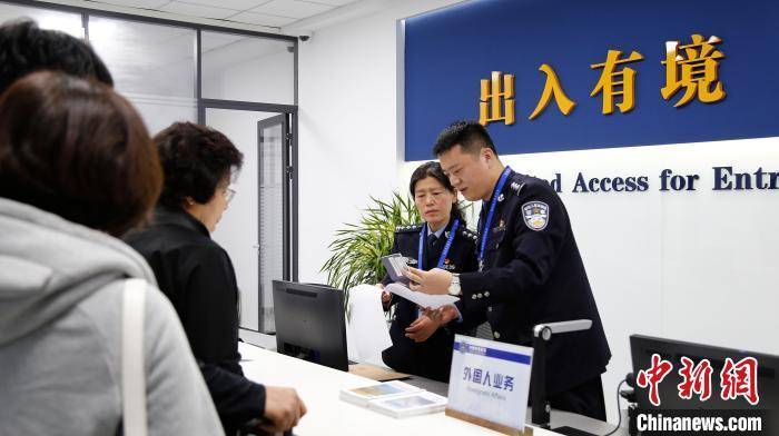   江苏盐城警方发放首个团体旅游口岸签证。 