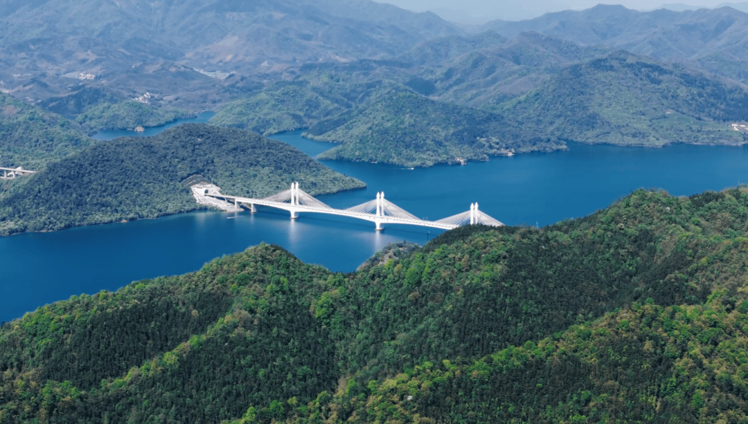 在水光潋滟里遇见太平湖|春游江淮_黄山风景区_湖面_群山