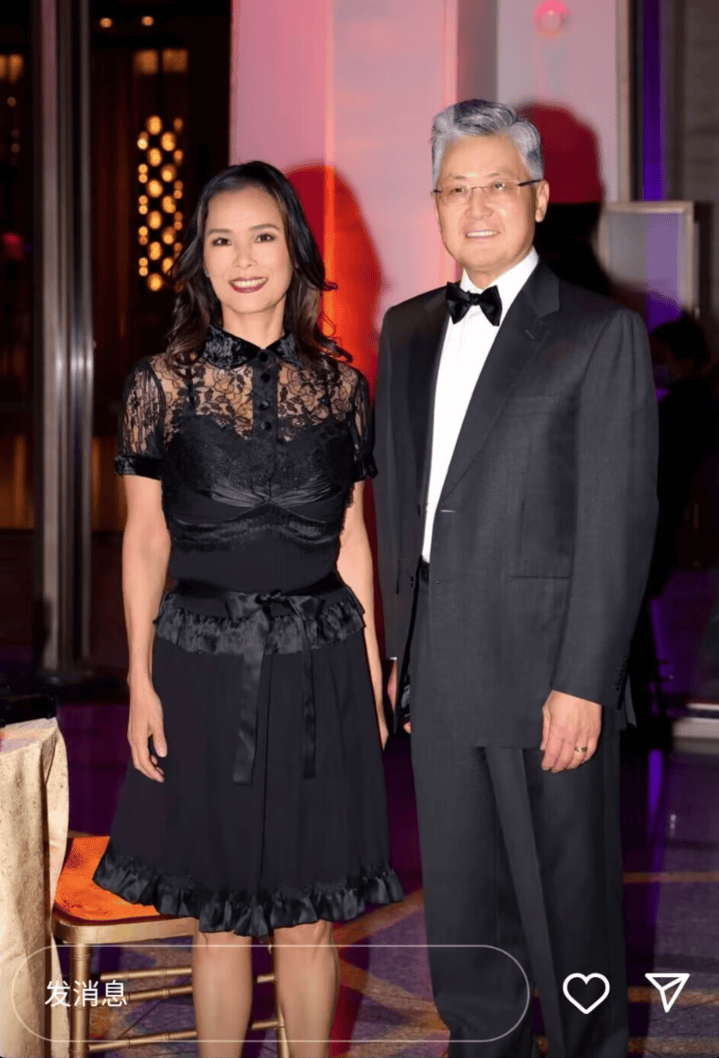 韦唯晒三口照,不医美不扮嫩素颜真实接地气,两儿子帅气有型,61岁身材