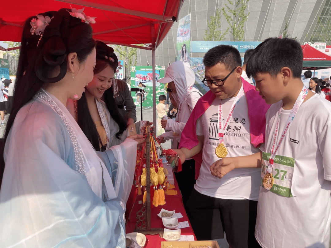 "近期我们打算推出几款雪糕,这几款雪糕以花戏楼,运兵道,华